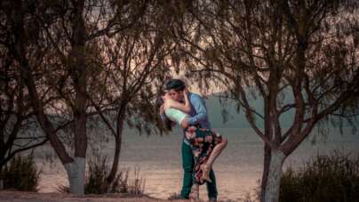 Commedie romantiche: bacio sulla spiaggia